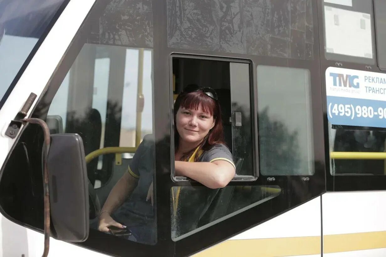 О женщина. Женщина водитель автобуса Мострансавто. Женщины в общественном транспорте. Водитель Мострансавто.