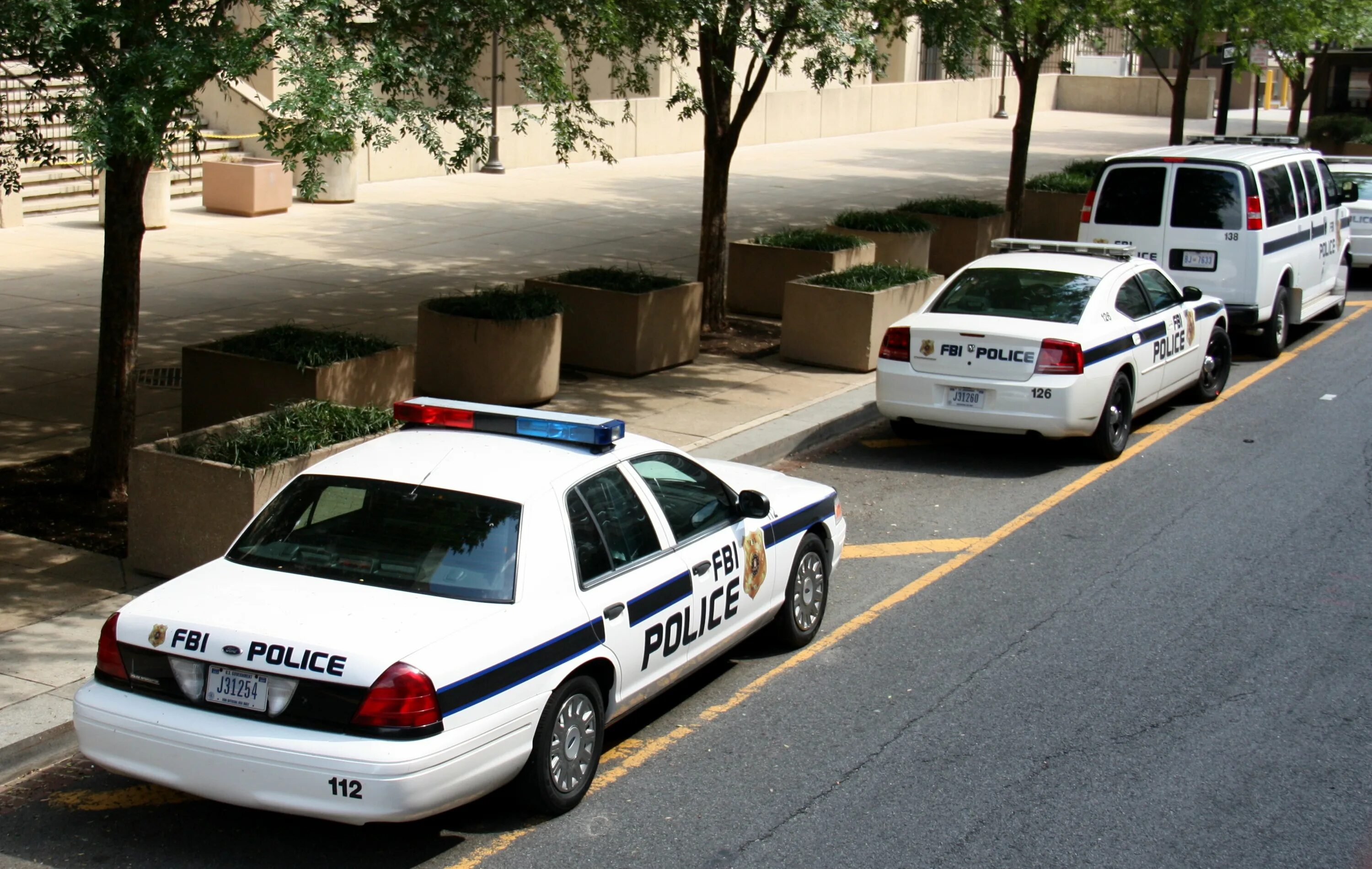 Полицейская машины америки фбр. Police swat boston. Chevrolet tahoe police car. Американский полицейский. Chevrolet tahoe police interceptor.