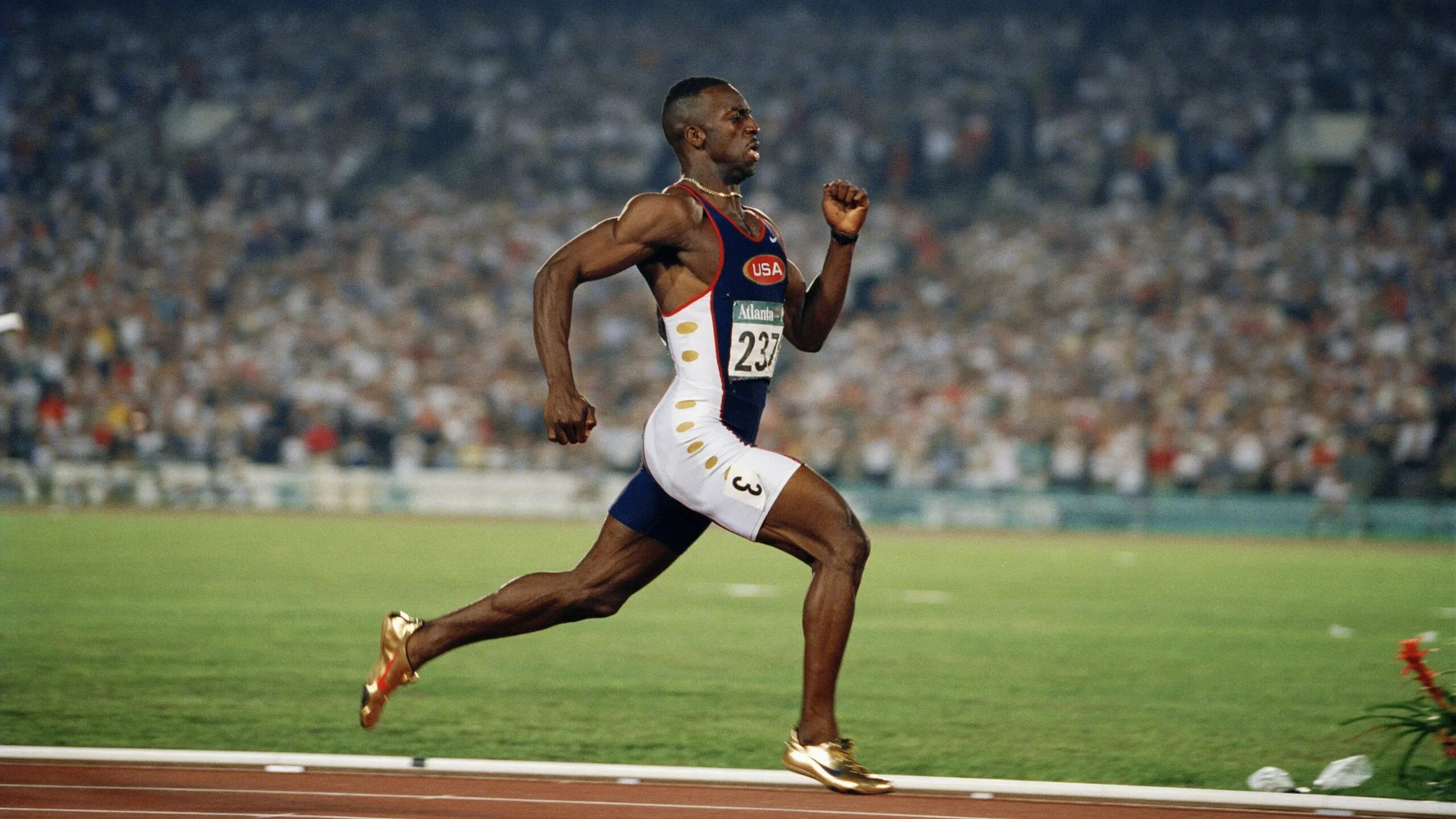 Бегун пробежал 200 метров. Sprinter Michael Johnson.