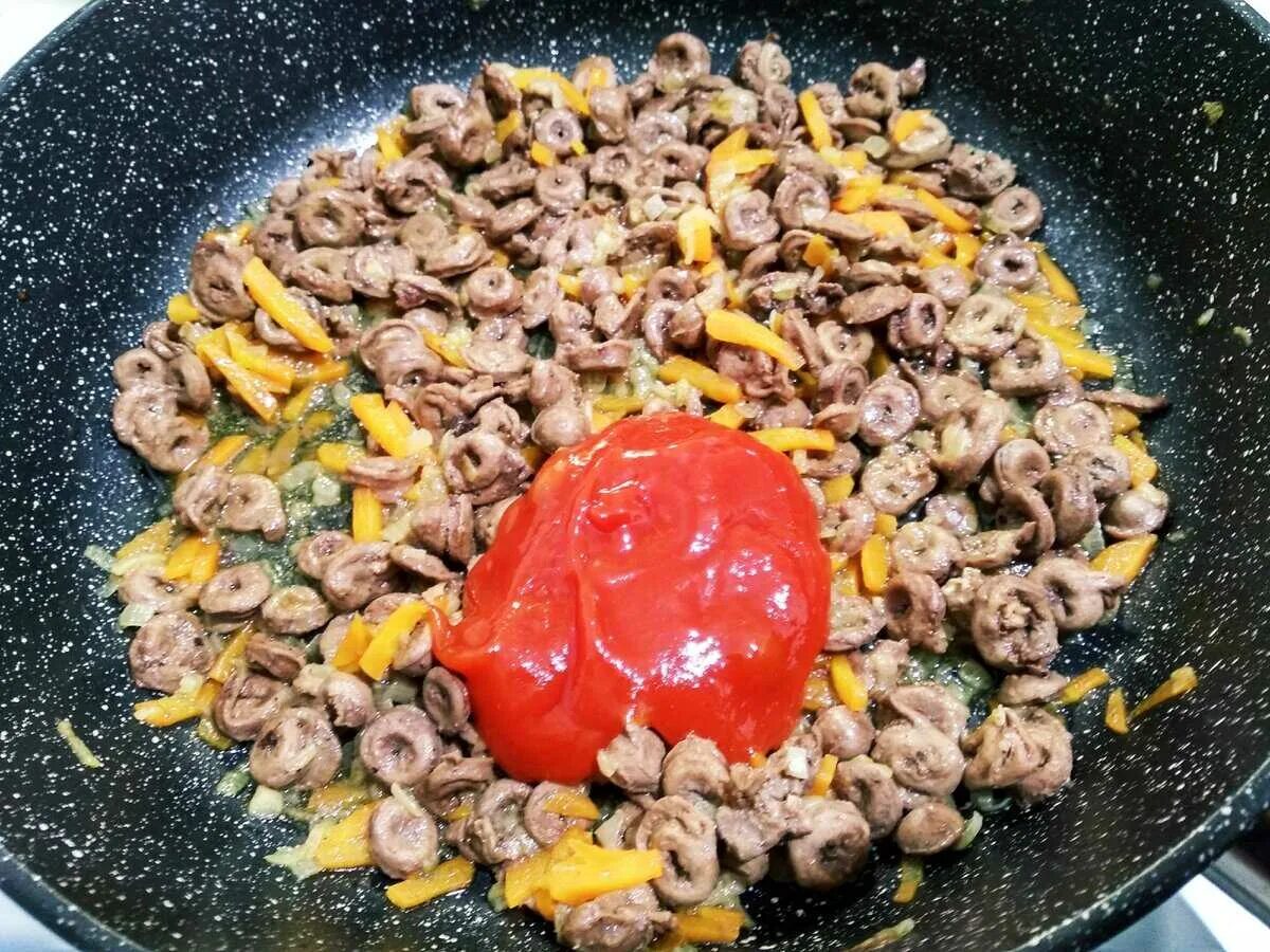 Сердечки что приготовить вкусно и быстро. Куриные сердечки. жареные куриные сердечки. жареные куриные сердечки на сковороде. куриные сердечки в томатном соусе.