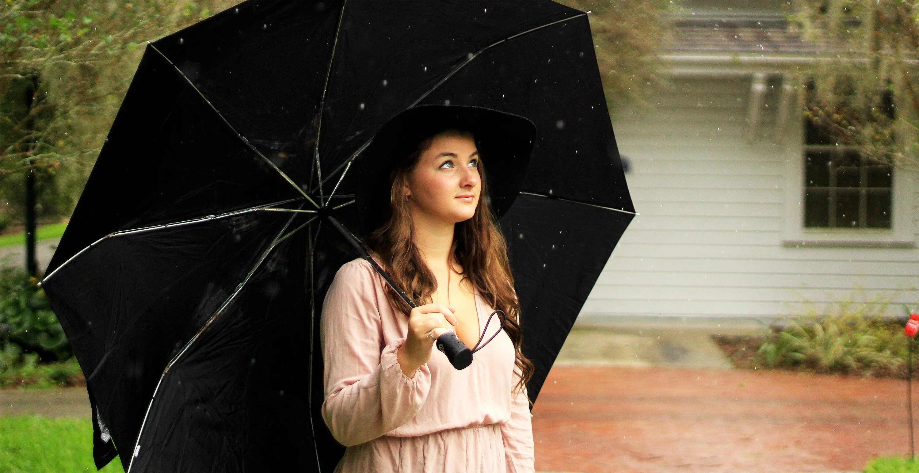 Elle rain. Женщина с зонтом. Девушка с зонтиком. Под зонтиком. Фотосессия с зонтом осенью.