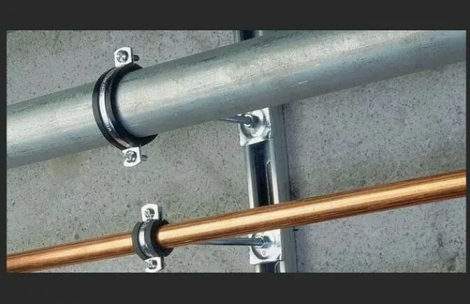 Крепление больших труб. Кронштейн для газовой трубы к стене 20 мм. крепёж трубы к стене полипропиленовые трубы. крепление труб стальных 426 к стене. крепление опор хомутов для полипропиленовой трубопровода.