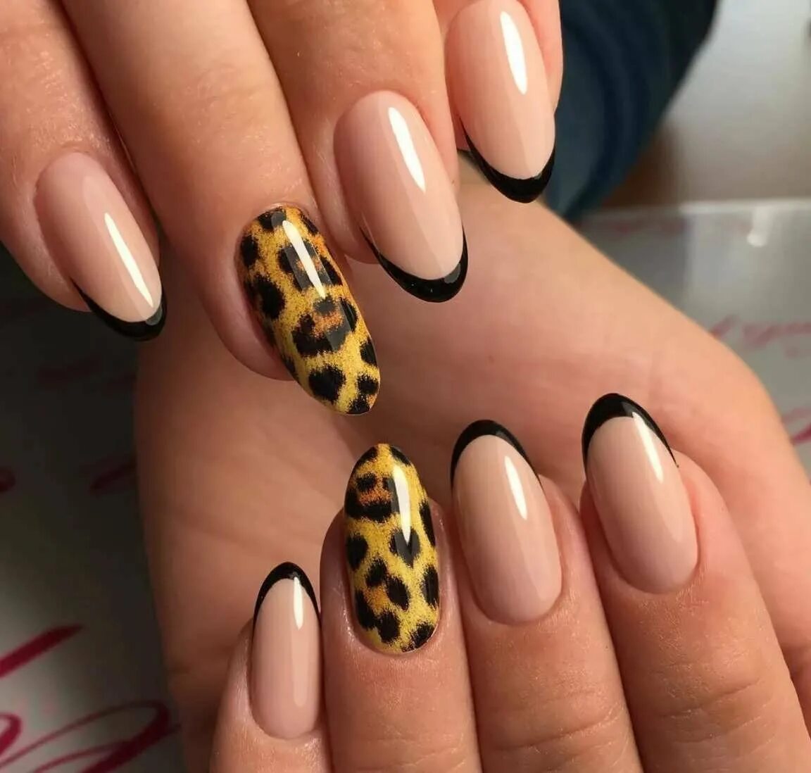 Дизайн леопард на ногтях. Френч леопардовый 2022. Леопардовый маникюр. Тигровые ногти. Ногти с тигровым принтом.