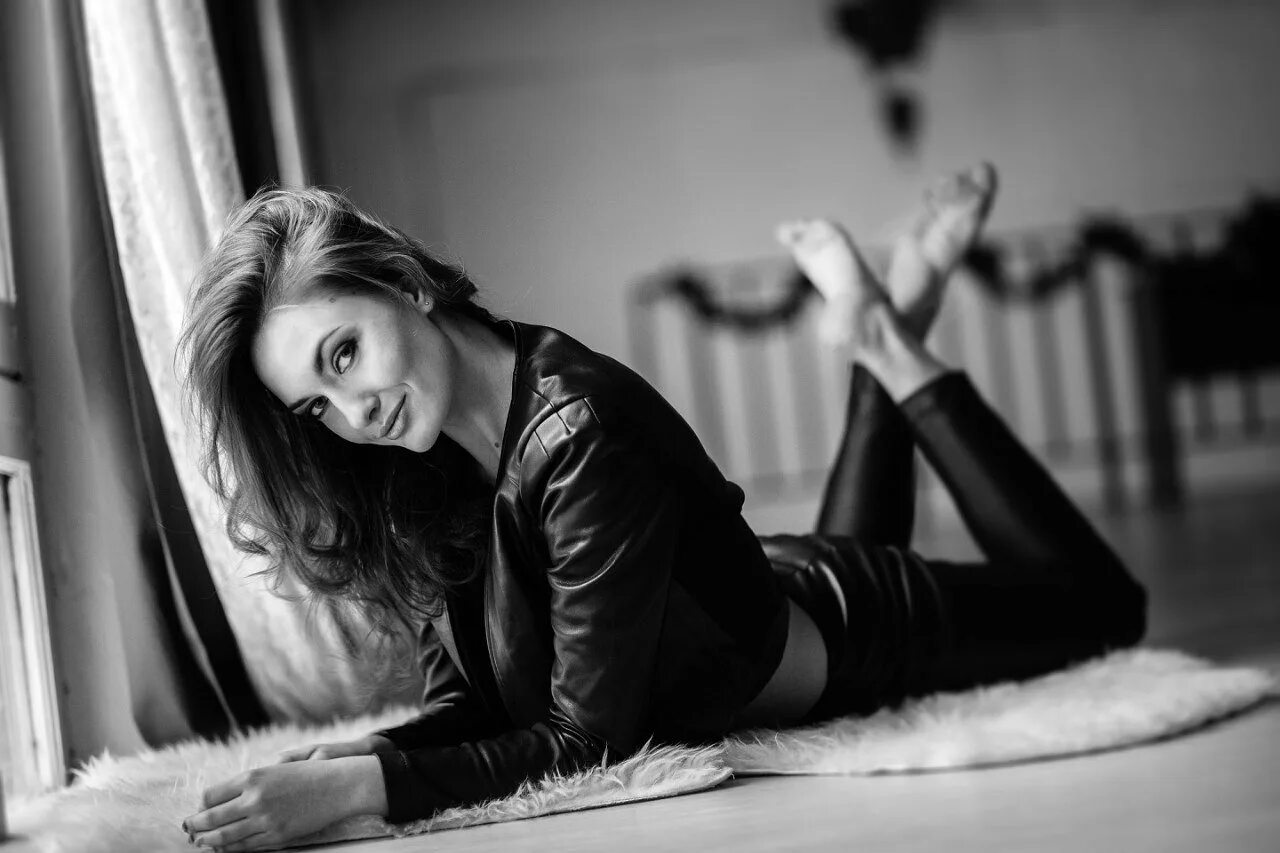 Позы для фотосессии девушки в студии. Позы для фотосессии в студии. красивые позы для фотосессии в студии. позирование в фотостудии. позирование для фотосессии девушки в студии.