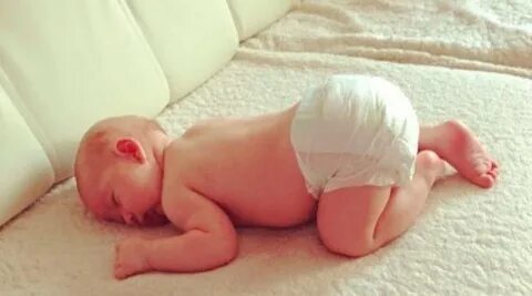 Ребенок лежа на животе подымает