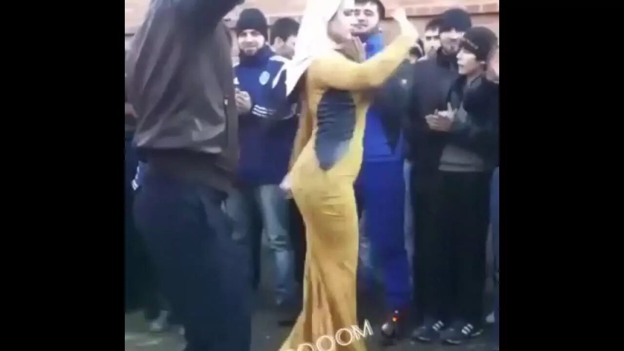 Чеченские девушки. Чеченские девушки танцуют. Чеченский танец девушки. Халимат тамарова. Ловзар чеченский девушка.