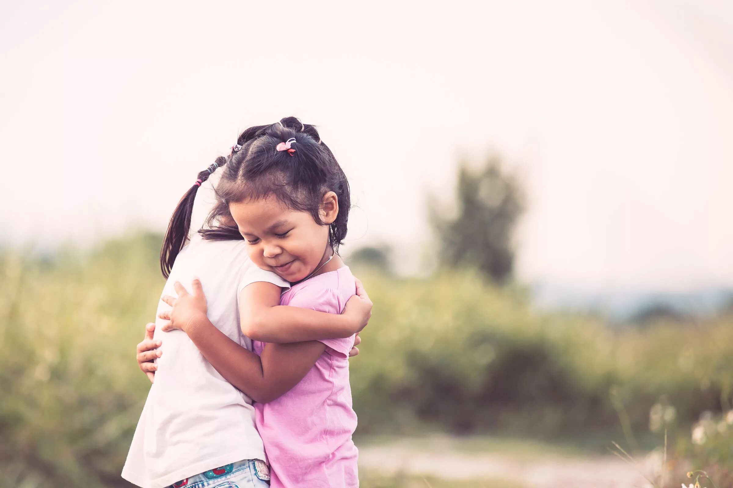 Childhood best friends. Детки обнимают друг друга. Дети друзья обнимаются. Обнимашки друзей. Девочка обнимает друга дети.