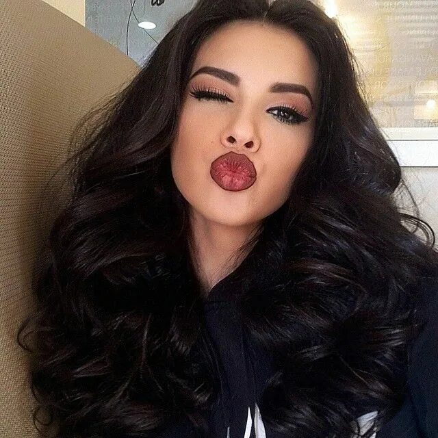 Девка с пухлыми губами
