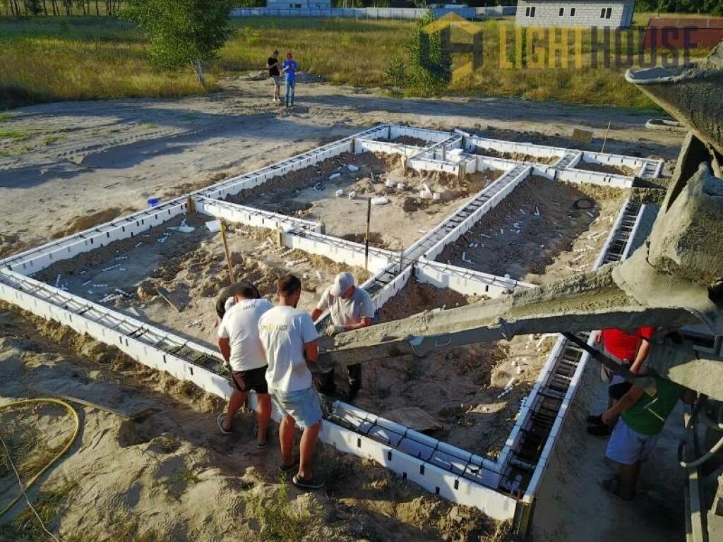 Фундамент под сип дом. Фундамент сип дома. фундамент из панелей. сип панели на бетонный фундамент. дом из сип панелей на монолитном фундаменте.