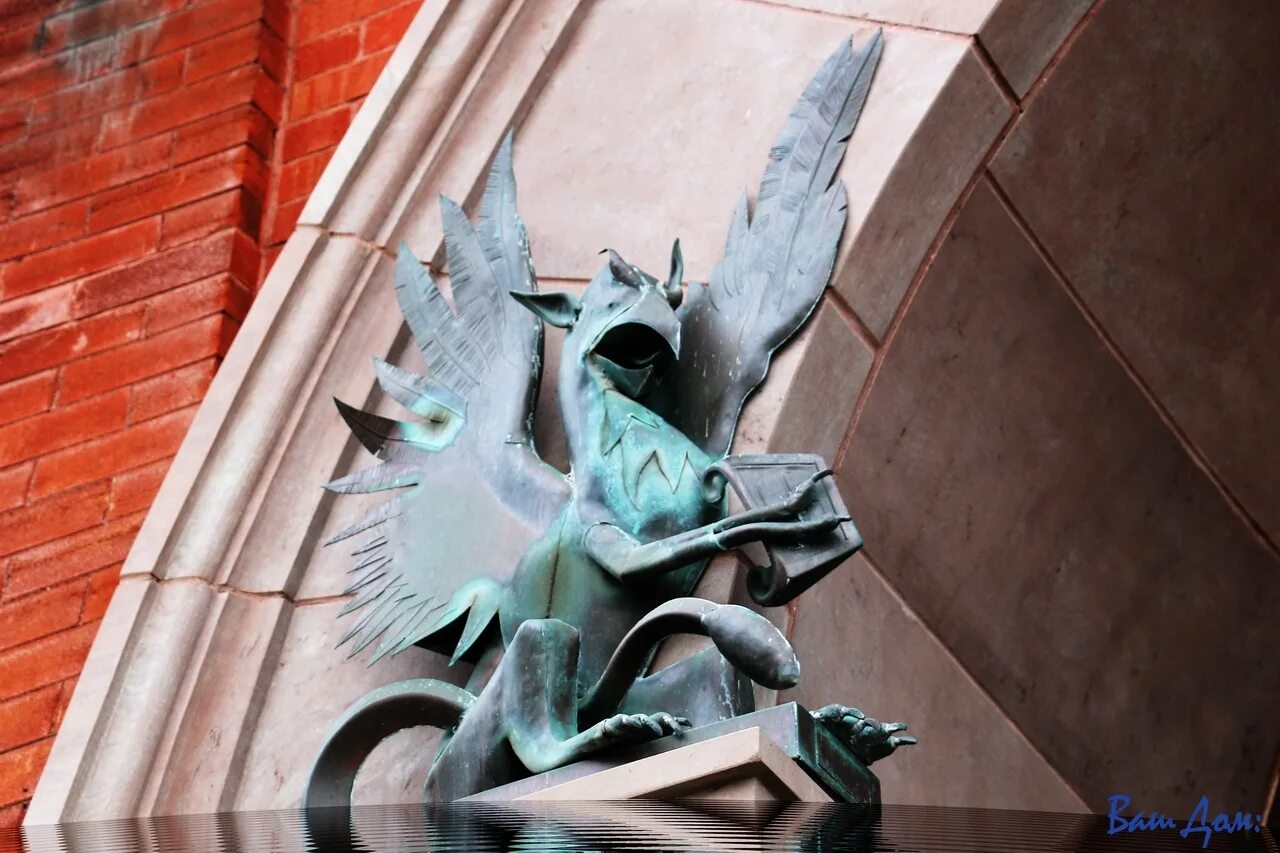 Горгулья калининград. Статуя горгульи питер. Горгулья калининград. Гатчина горгульи дворец. Статуя горгульи питер.