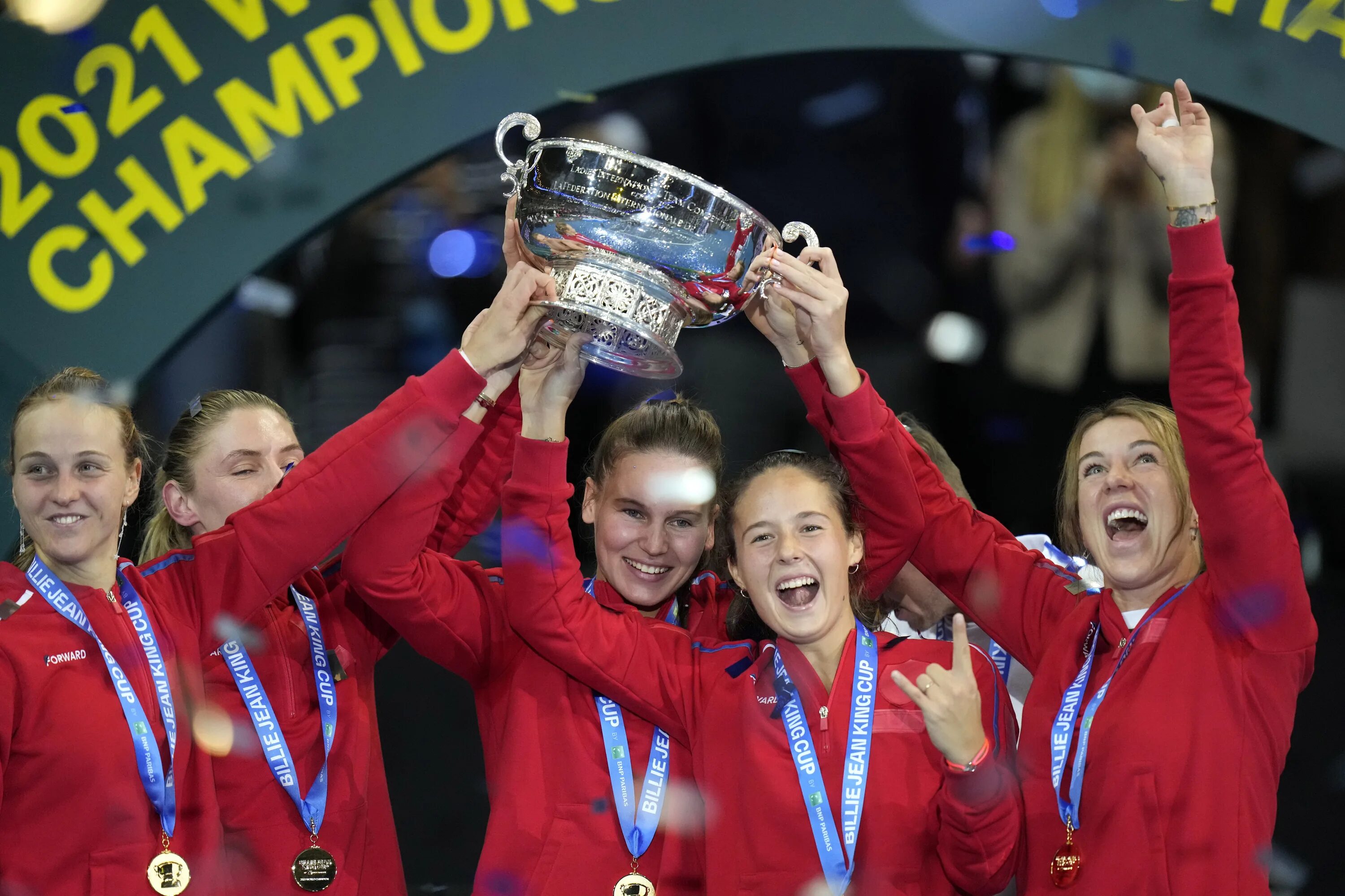 Кубок билли джин кинг 2021. Билли джин кинг википедия. Billie jean king cup 2022. Билли джин кинг теннисистка. Билли джин теннисистка.