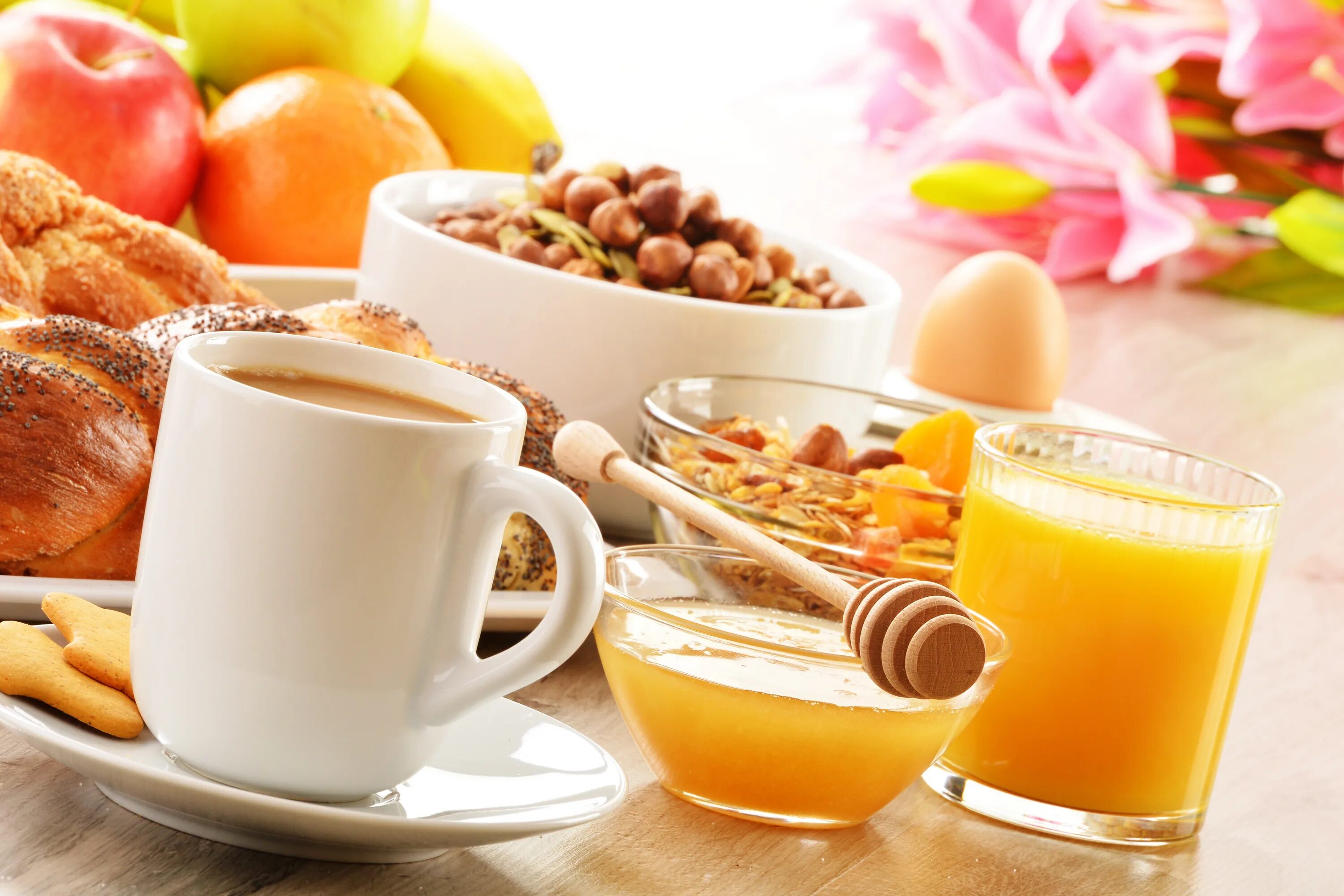Завтрак с кофе. Утренний завтрак. Завтрак с медом. Завтрак с апельсиновым соком. Апельсиновый сок на завтрак