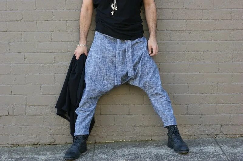 спущенные джинсы мужские. мужские брюки спортивного стиля. мода на спущенные джинсы. система скрытого ношения ножа. штаны с мотней женские.