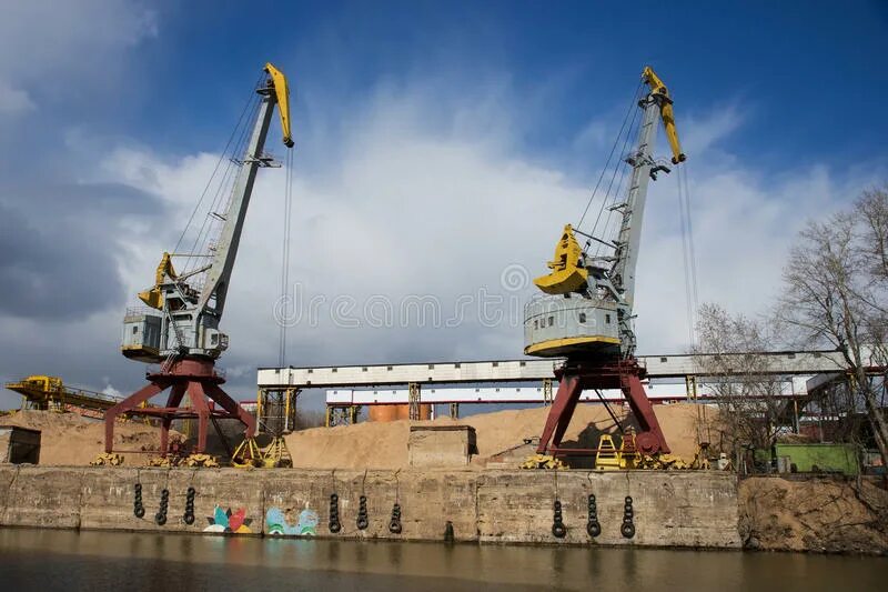 Северный порт Москва краны. Картинка подъемные краны в порту Калининграда. Загрузочный кран с Чарли. Load old