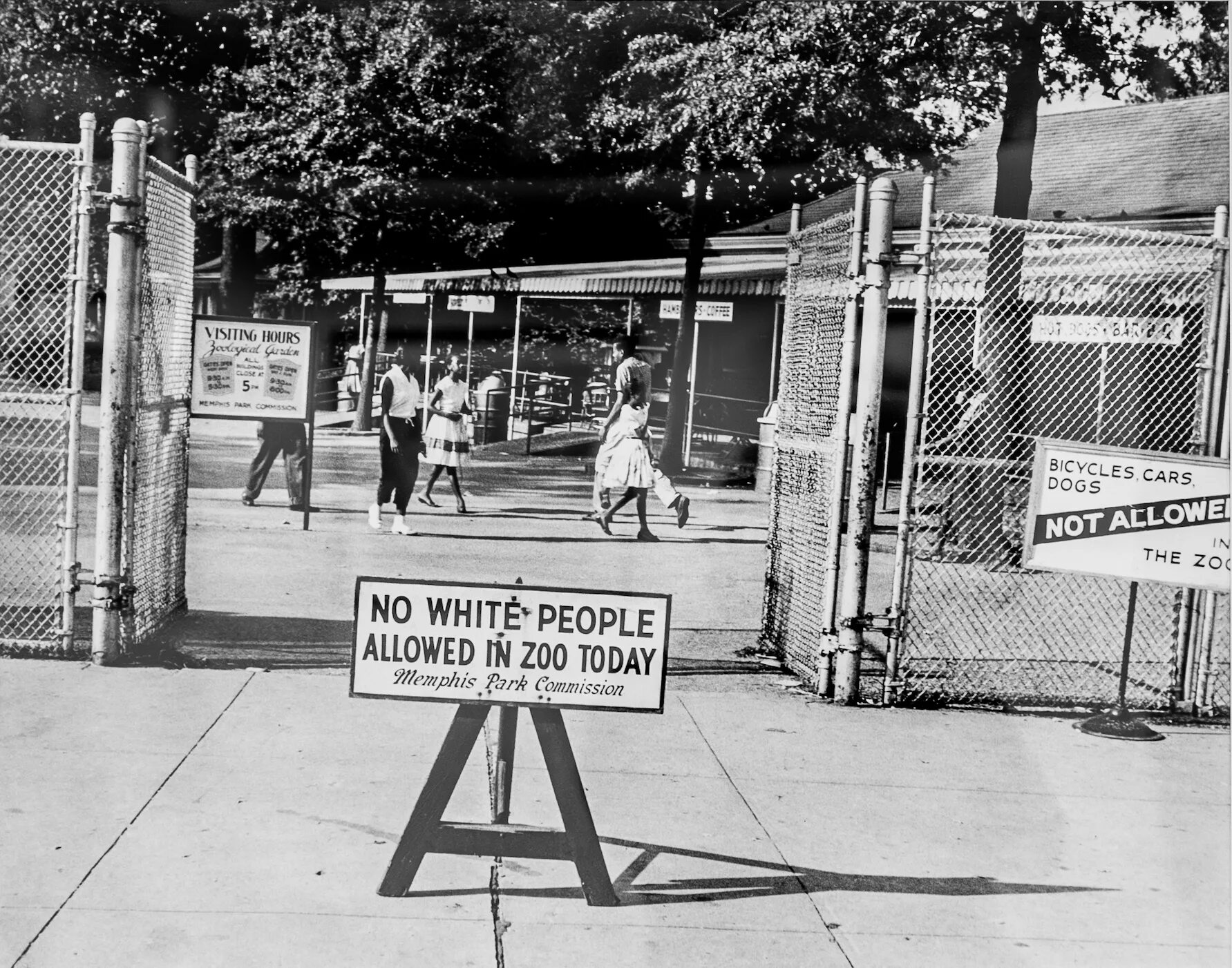 Previews allowed. Только для белых табличка в США. Only White people. No Whites allowed. Not allowed people.