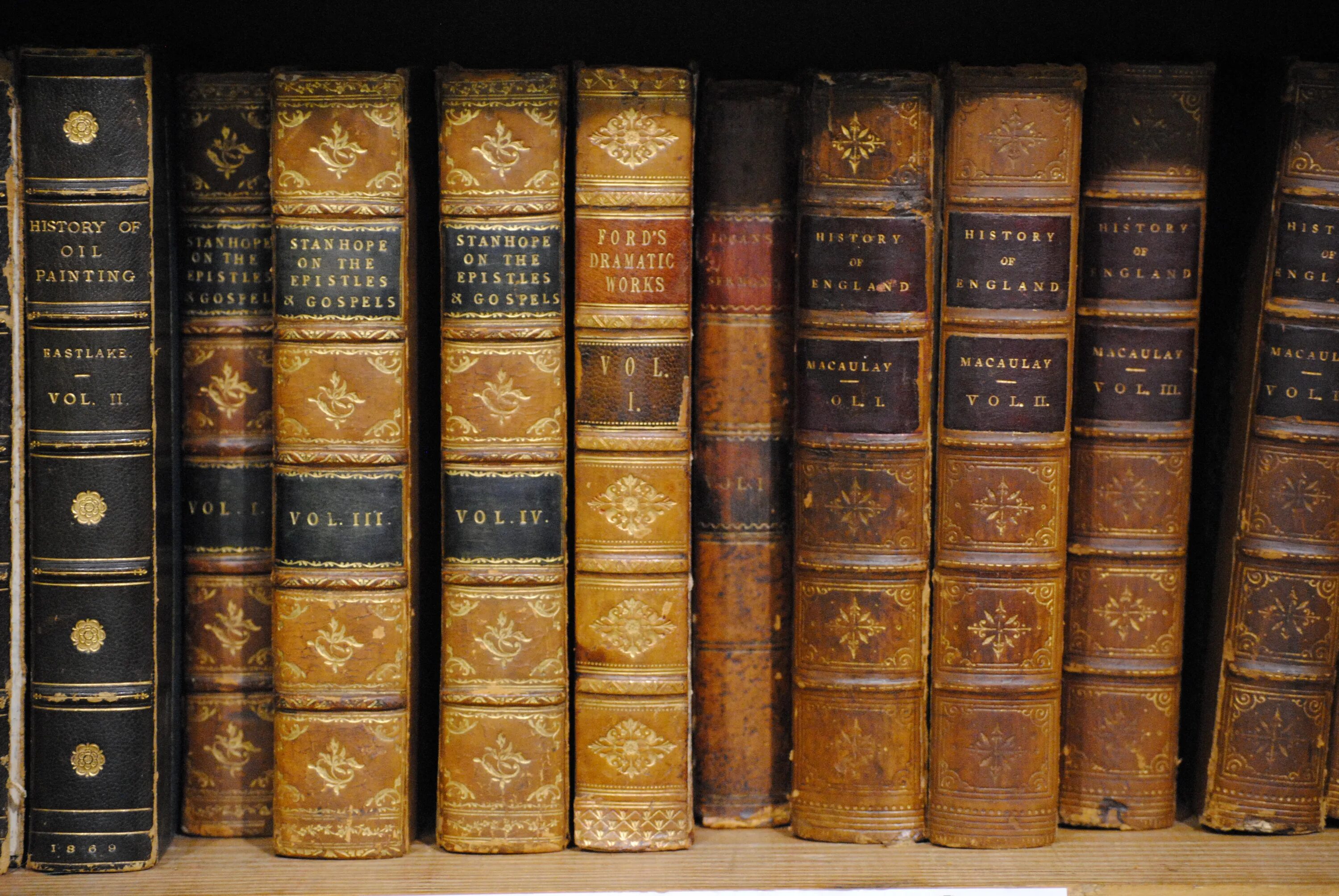 Старые книги. Старинные книги. Красивые корешки книг. Корешки старинных книг. Сайт про историю
