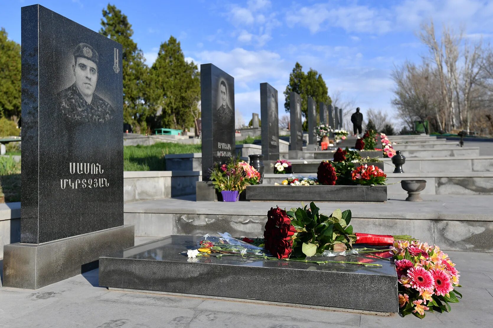 Новости войны 5 апреля. Могила павших героев. Ераблур могилы. Герой апрельской войны. Ераблур Армения.