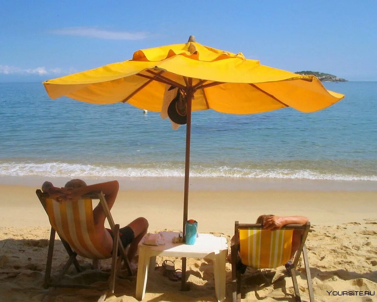 Девушка в гамаке. Пляж жарко. Сочи пляж. Летом на пляже. Термометр на пляже.