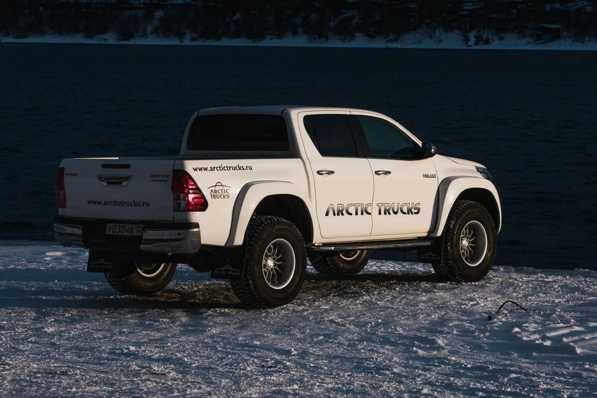 Танк арктик тракс. Toyota hilux arctic trucks 2022. Tlc 300 арктик трак. Toyota hilux arctic trucks. Танк арктик тракс.
