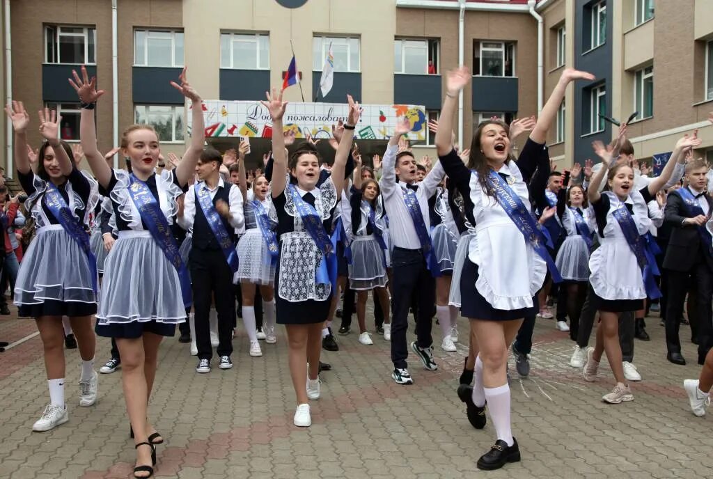 Видео на последний звонок 11 класс. Последний звонок 11 класс. Линейка выпускников. Линейки последний звонок. Последний звонок 2022.