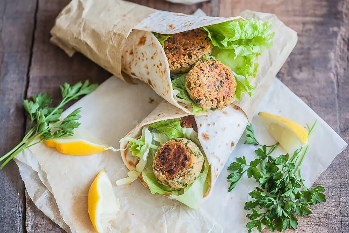 Вегетарианская шаурма рецепт. Фалафель Врап. Фалафель в лаваше. Falafel шаурма. Лаваш с фалафелем.