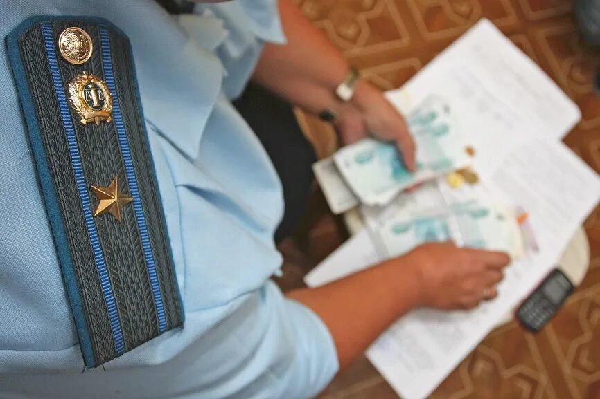 Социальные выплаты приставы. Судебные приставы. фссп деньги. судебные приставы взяточники. взыскать с пристава деньги.