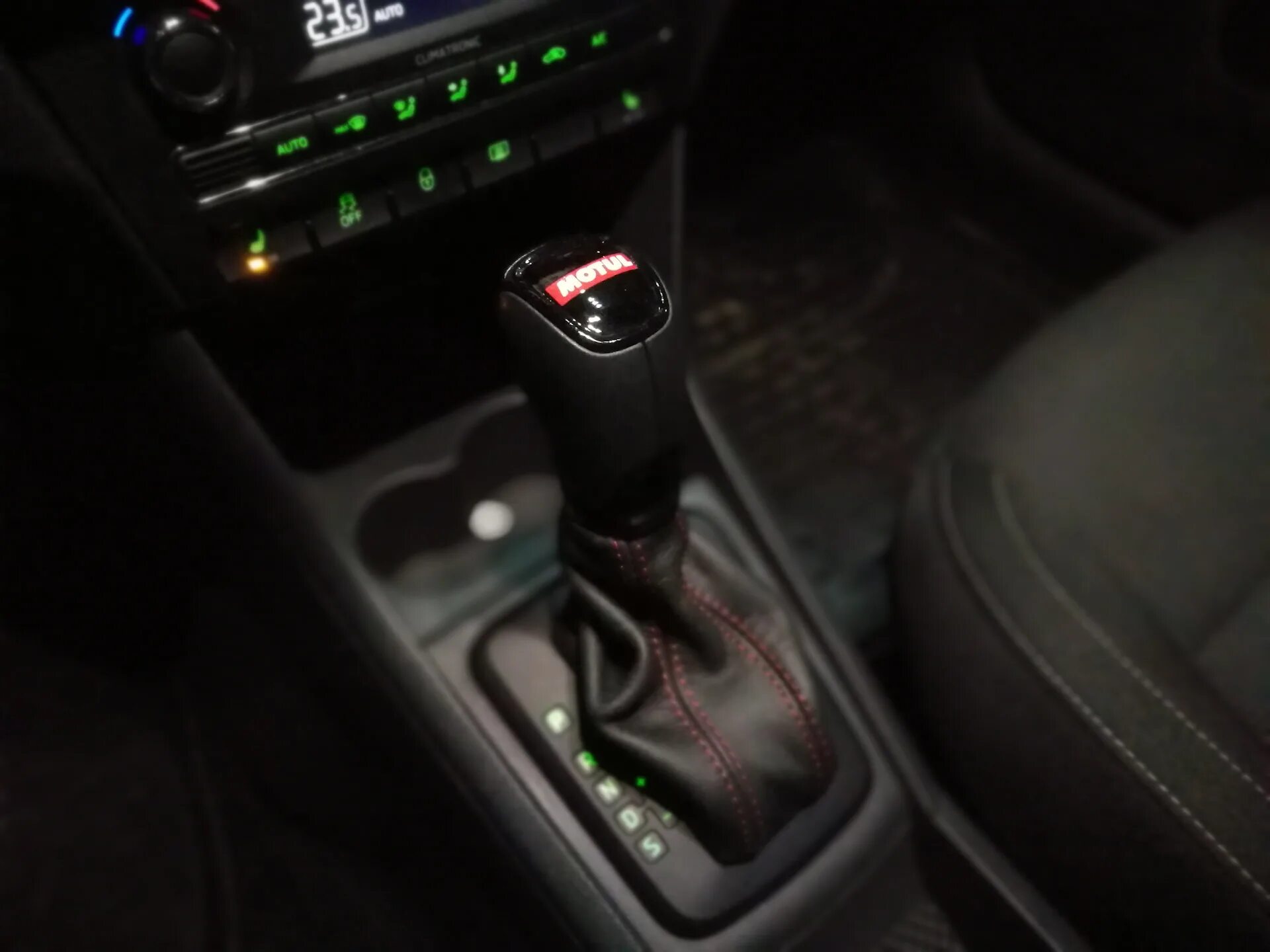 Как снять ручку мкпп шкода рапид Замена ручки КПП Skoda Rapid (1G), 1,4 л, 2014 года своими руками DRIVE2