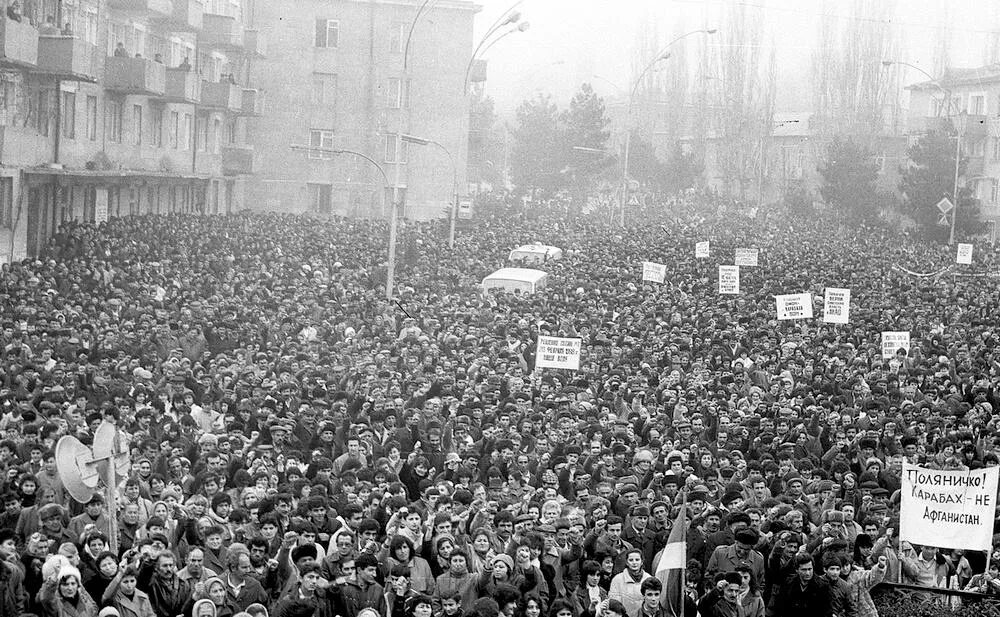 Митинг 1991 года на манежной площади. Лос анжелевский путч. 12 февраля 1991. Митинг на манежной площади 1991. Манежная площадь 1991 митинг площадь москва.