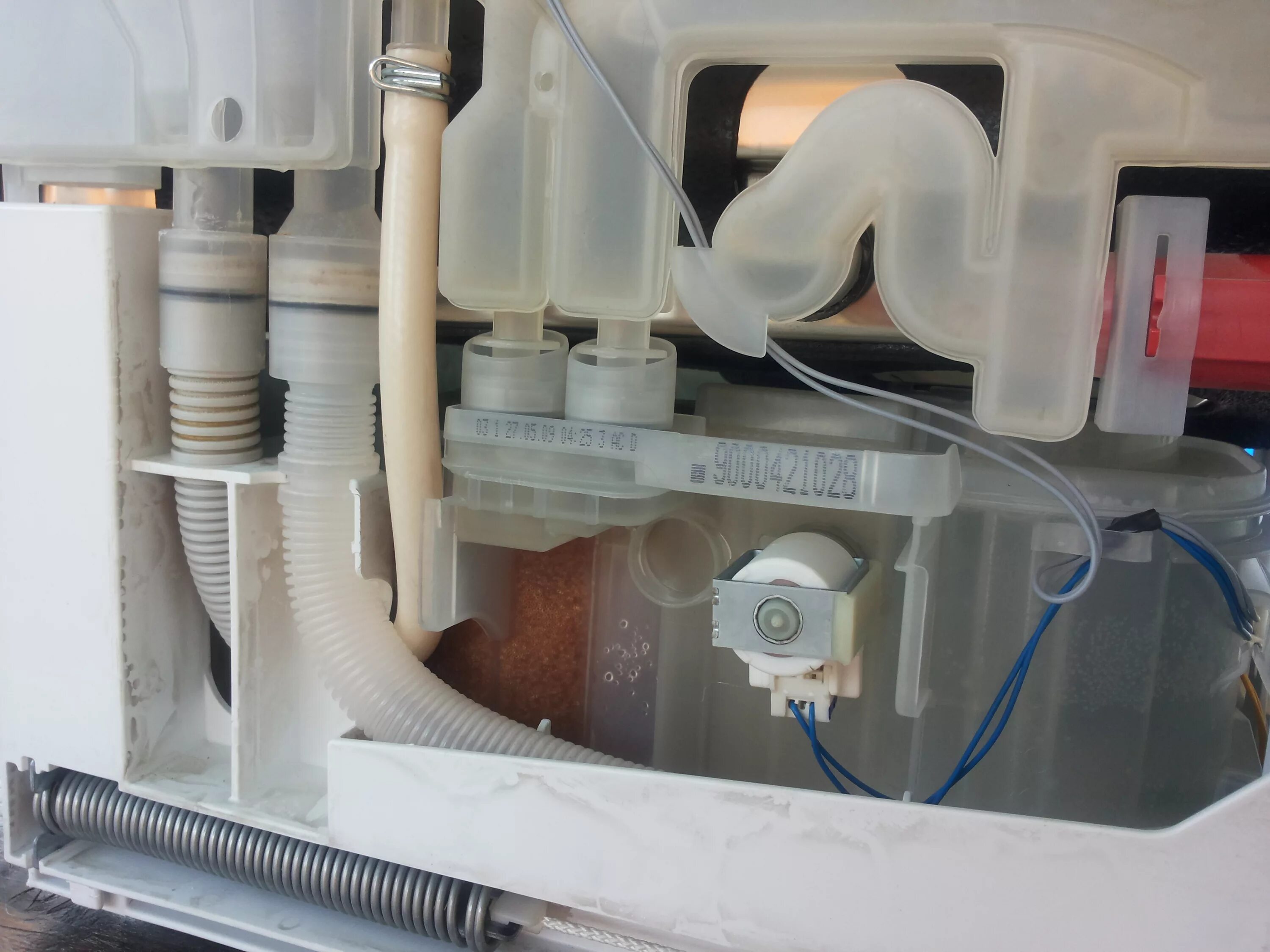 Посудомоечная машина вода на дне. Посудомоечная машина bosch srv43m13eu. пмм bosch srv 43m13. сливной клапан пмм бош srv55. впускной клапан посудомоечной машины электролюкс.