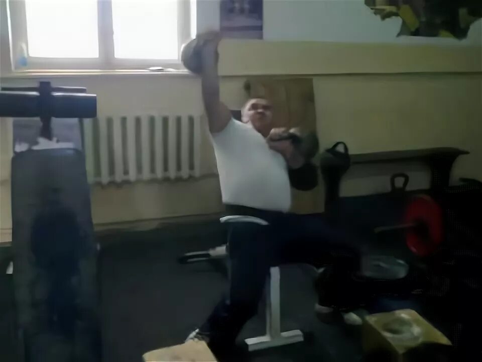 Жим гирей 32 кг. Жим гири сидя. Жим гирей 32 кг. Гиря одной рукой 24 кг. Французский жим с гирей.