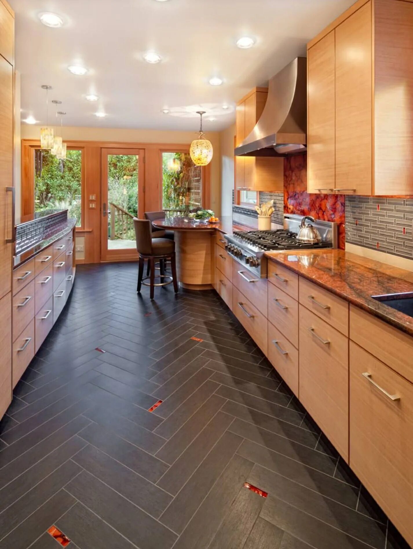 Линолеум для кухни. Жидкие полы на кухне. Плитка для пола на кухню. Современная отделка кухни. Ламинат на кухне.