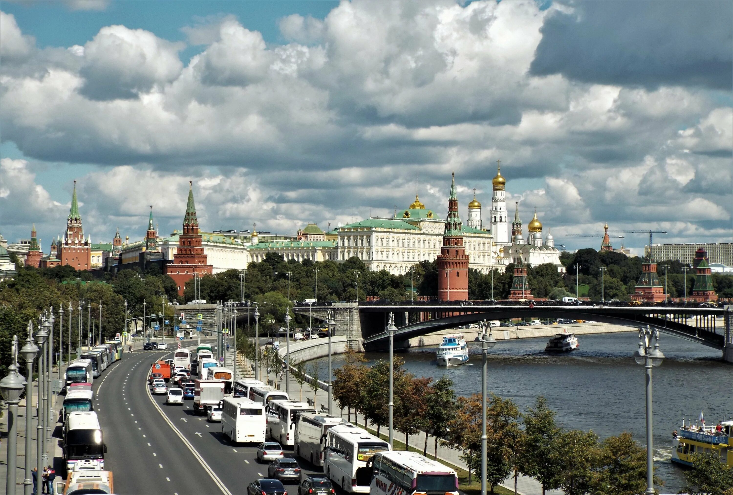 Кремлевская набережная Москва. Кремлевская набережная Москва BKK.cnhfwbz. Кремлевская набережная Москва 1/9. Дорога Москва река. Московские просторы