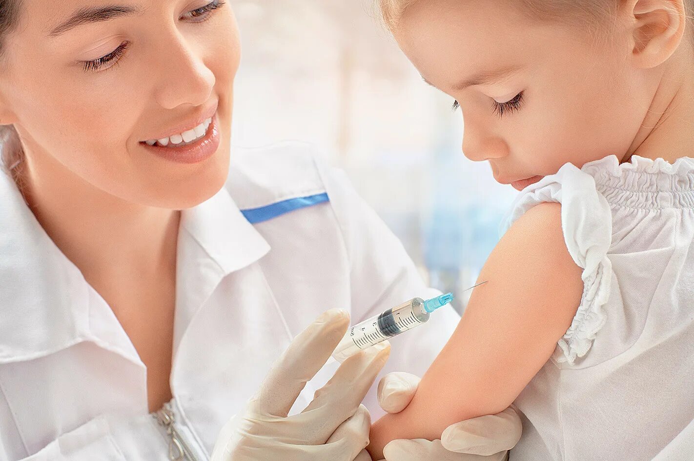 Вакцинация детей. Медсестра делает прививку. Иммунизация детей. Детская медсестра.