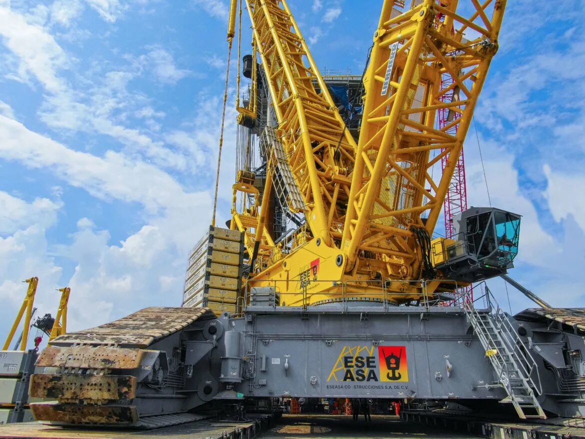 Громадный кран. Liebherr LR 13000. Кран Либхер LR 13000. Кран Liebherr 13000. Самый большой гусеничный кран Либхер.