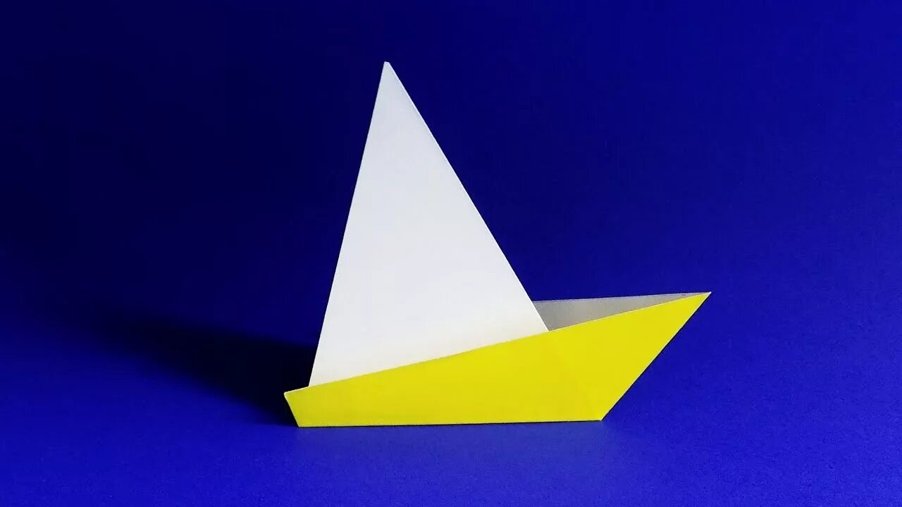 Кораблик из бумаги а4 для начинающих. Бумажный кораблик оригами. Оригами парусник. Оригами для детей кораблик. Парусный кораблик оригами.