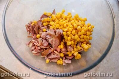 Копченая курица с кукурузой и огурцом