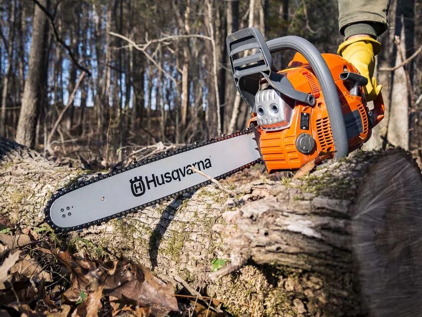 Какие бензопилы качественные. Husqvarna 450. Husqvarna Chainsaw Side. Хускварна бензопила самая Старая. Husqvarna Tools.