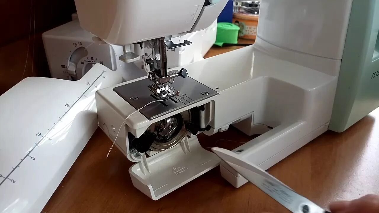 Почему машинка не захватывает нитку. Janome Ami 35s. Швейная машинка Janome 545s. Швейная машинка FHSM-203 заправление ниток. Janome 1547.