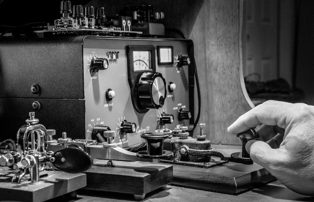 Немецкий радист 1941 1945. Наушники радиста ркка 1941. Телеграфист 1941. Радиосвязь в годы войны. Радиосвязь морзе.