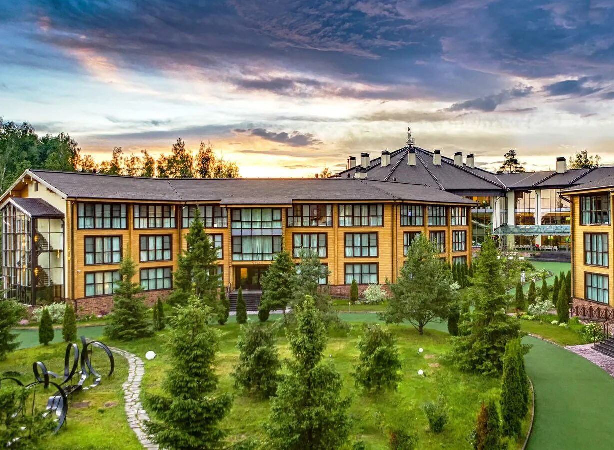 Загородный отель отзывы. Отель лес арт Резорт в Подмосковье. Спа отель les Art Resort Подмосковье. Загородный отель лес арт Резорт. Арт Резорт лес Подмосковье Дорохово.