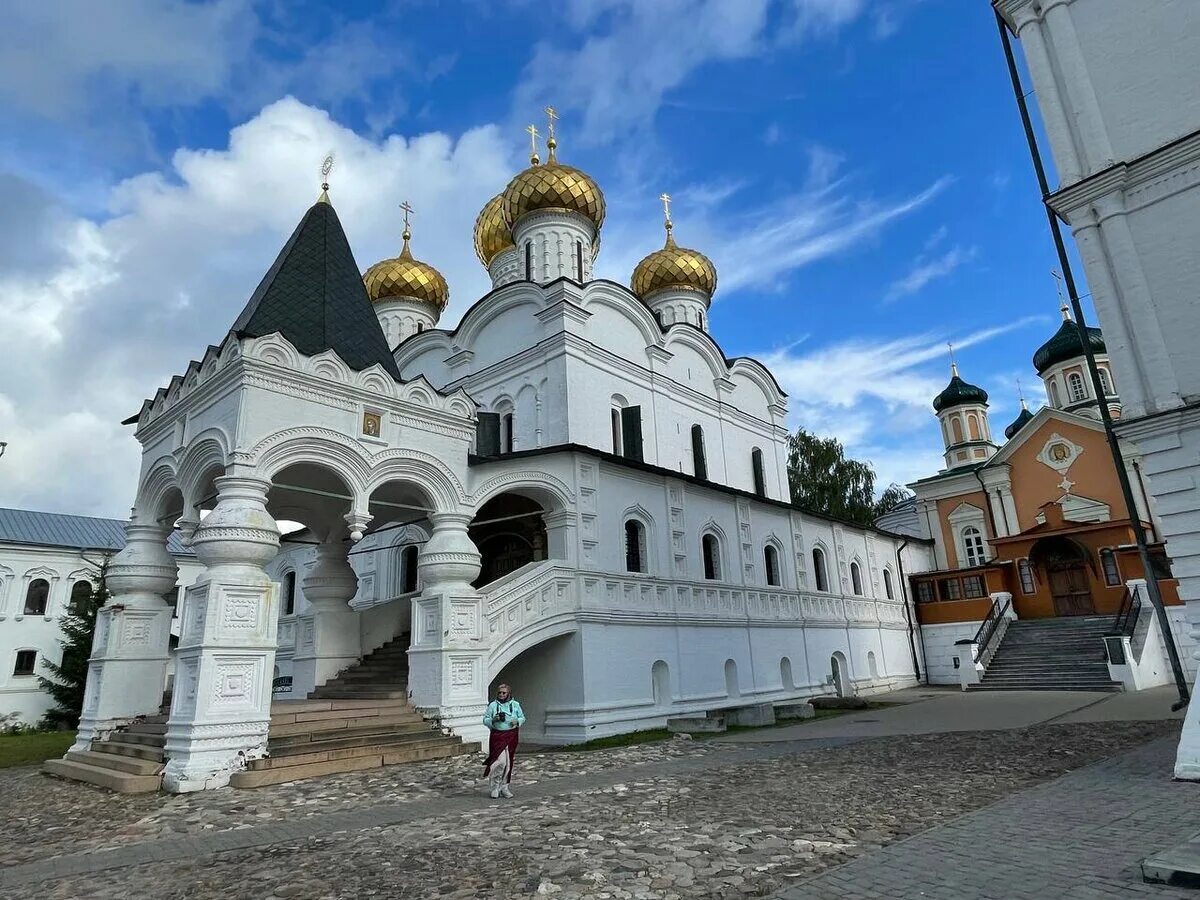 Ипатьевский монастырь сайт. Свято-Троицкий Ипатьевский монастырь. Свято-Троицкий Ипатьевский мужской монастырь, Кострома. Свято-Троицкий Ипатьевский монастырь внутри. Ипатьевский монастырь Кострома.