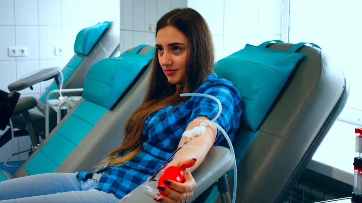 Донор красивая девушка. Красивые девушки донорского центра. Городская станция переливания крови Санкт-Петербург.