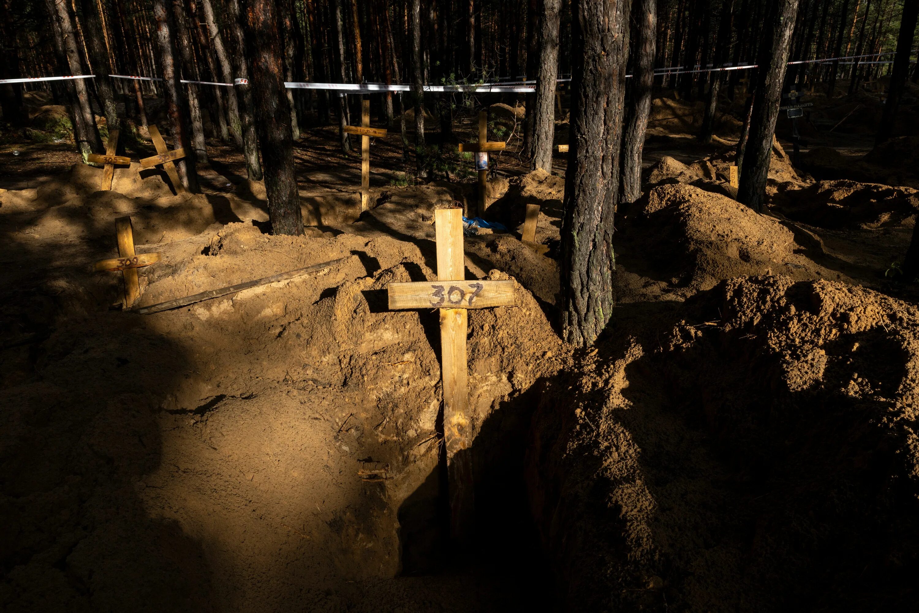 Место пыток. Массовые захоронения в Изюме. Массовые захоронения военных. Украинские кладбища массовые захоронения.