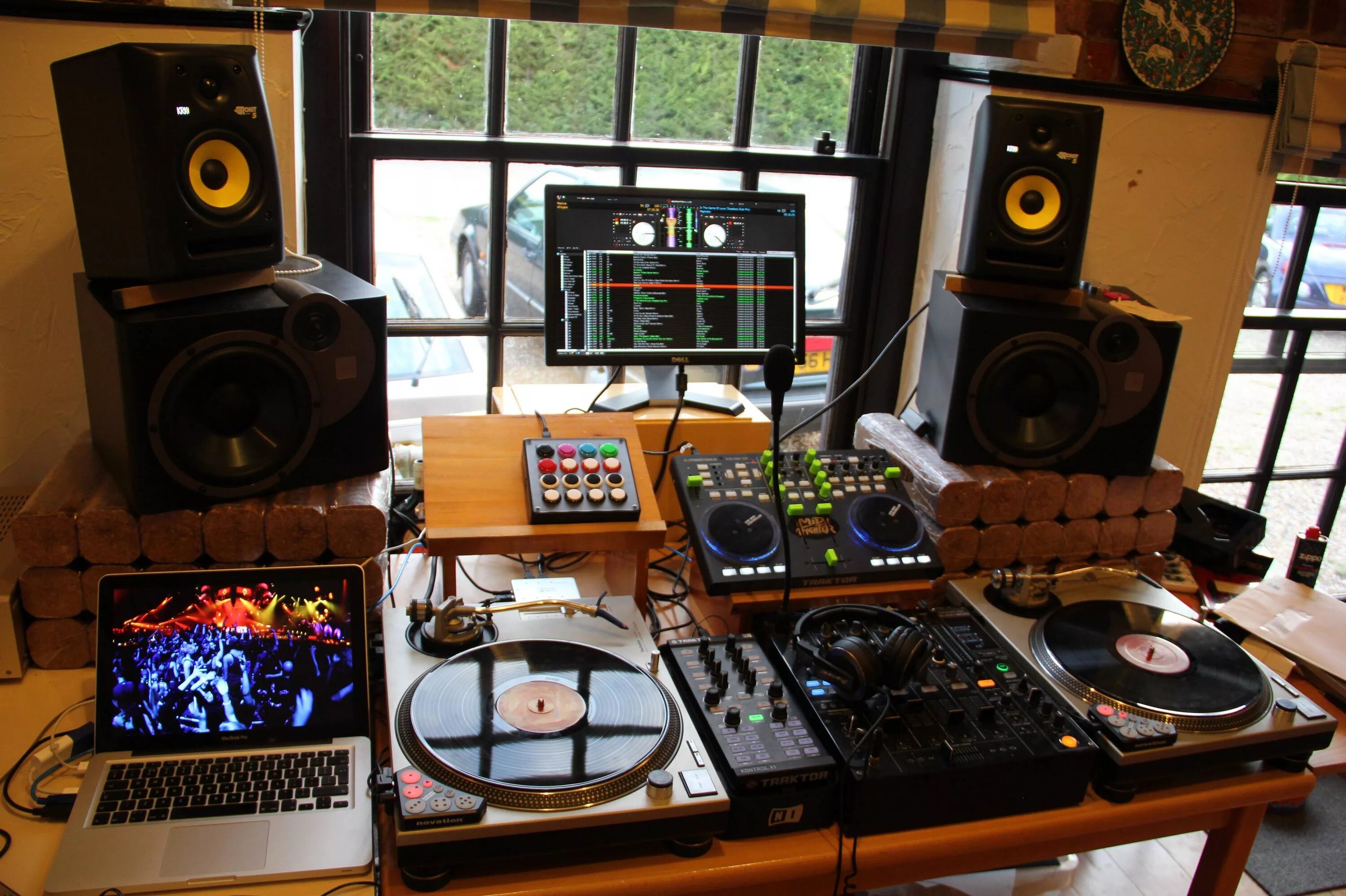 Студия звукозаписи Krk 5. Krk s10.4 студия звукозаписи. Звукозаписывающая аппаратура с комплектом акустических систем. Оборудование для музыкальной студии.