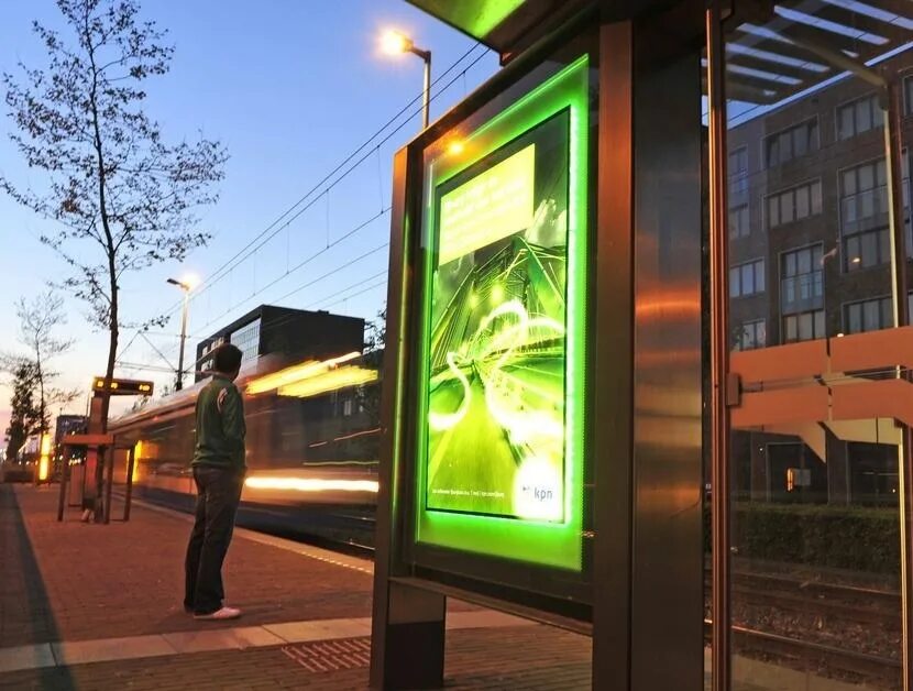 лайтбокс уличный. рекламный стенд на остановке. лайтбокс наружная реклама. лайтбокс уличный. лайтбокс уличный.