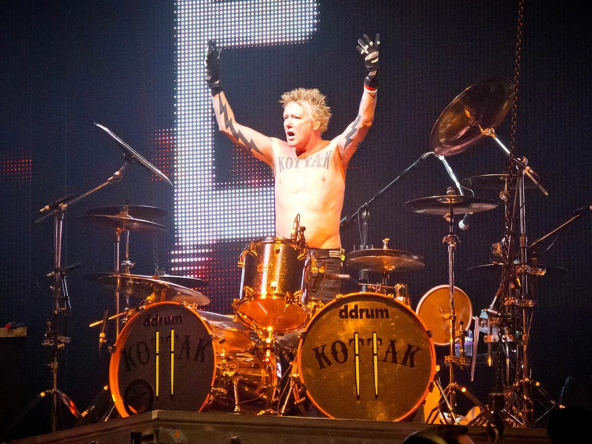 James came. James Kottak. Барабанщик скорпионс. Джеймс Коттак скорпионс. Скорпионс Ударник Коттак.