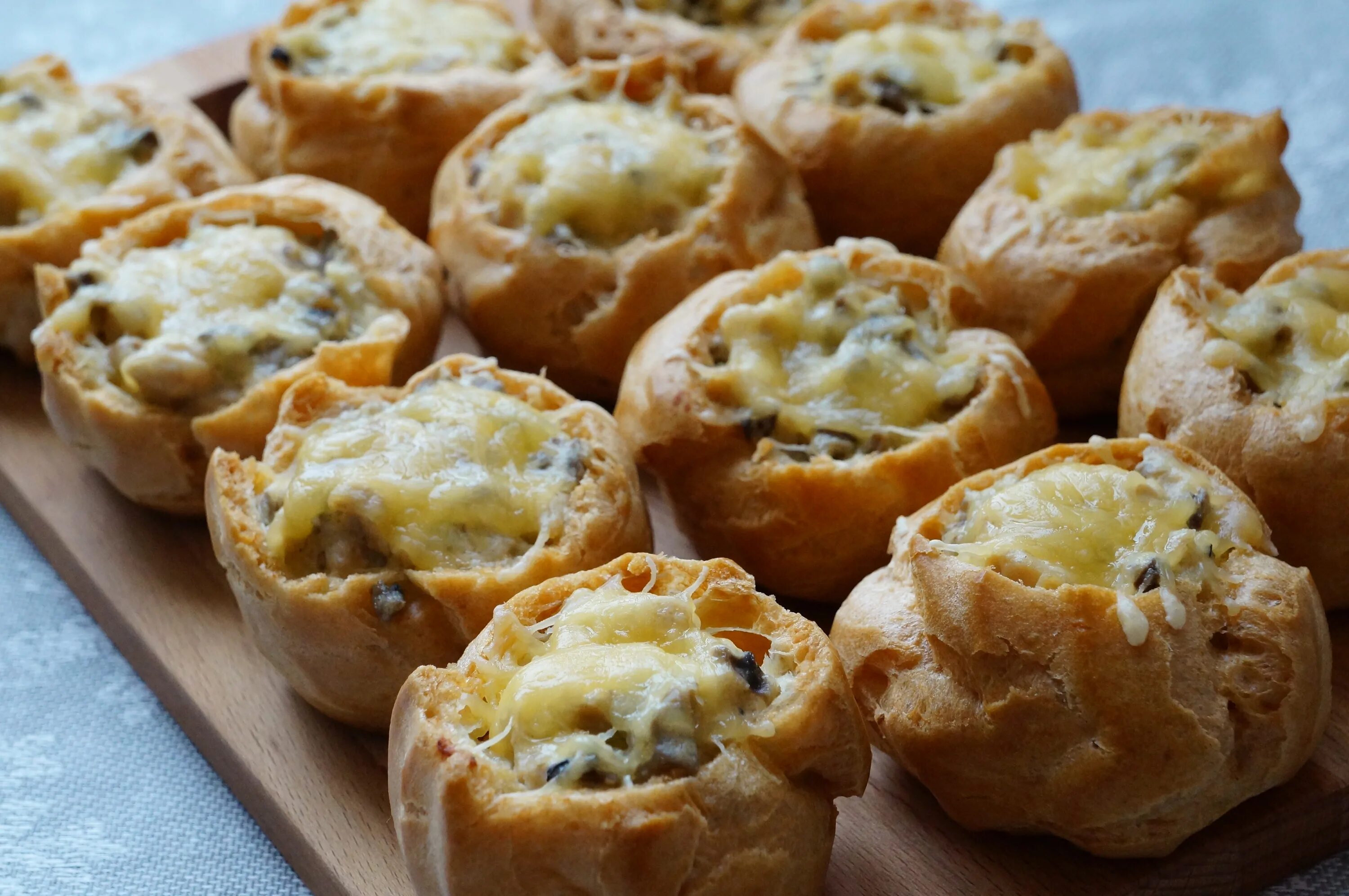 профитроли без начинки. печенье из заварного теста. профитроли каждый день. пышки пирожные заварные. профитроли ложкой выкладывают.