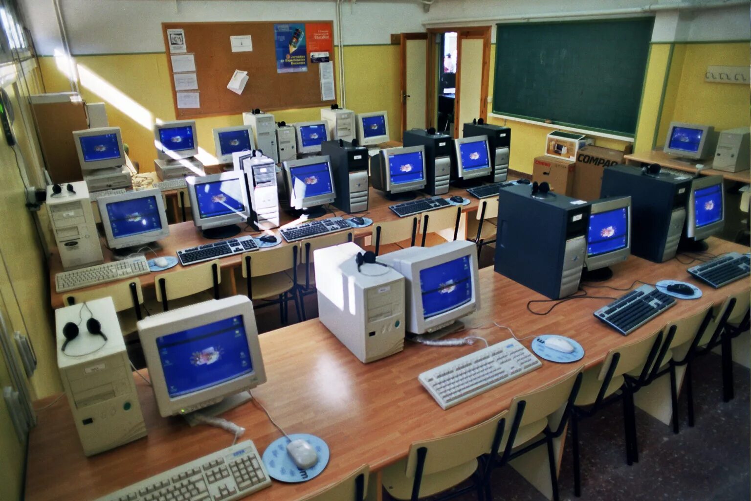 Компьютерная техника в школах. Старый компьютер в школе. Оборудования для школы Информатика. Старые школьные компьютеры. Компьютерный мир.