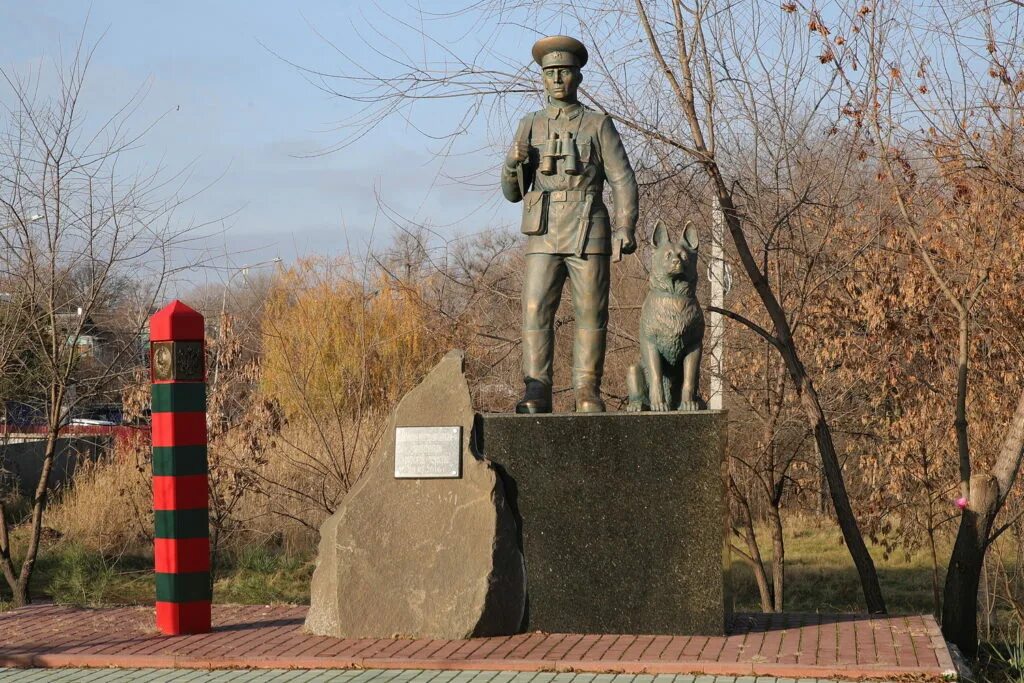 Каменск шахтинский на месяц. Памятник пограничникам Каменск-Шахтинский. Каменск-Шахтинский достопримечательности. Фонтан Каменск Шахтинский. Голубев в Каменске-Шахтинском.