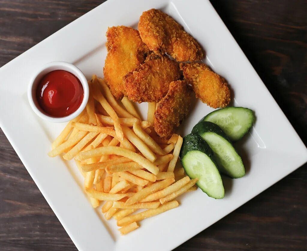 Наггетсы. Наггетсы из минтая в панировке. Гарнир к наггетсам. Гарнир к наггетсам. Блюда на белом фоне.